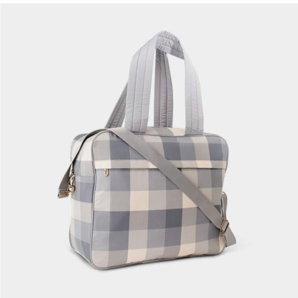 Thirty-One Voyager Travel Bag. Great shape. Used once. Huge inside. Like new